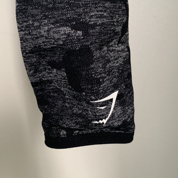 GYMSHARK black/gray camo print cropped long sleeve top size medium - Picture 4 of 8